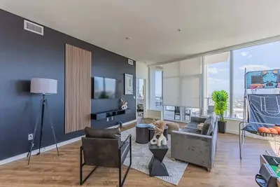 Image de Dt Skyline Views | Pool, Gym, Balcony, W/D, Parking