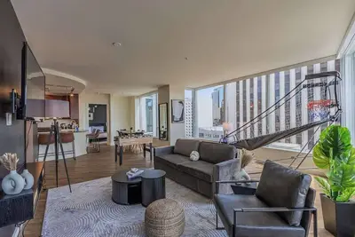 Image de Stylish 2br Downtown High-Rise | Gym • Pool • Parking