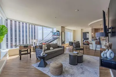 Image de Stadium District Apt| Pool, Gym, Balcony, Parking, Wd