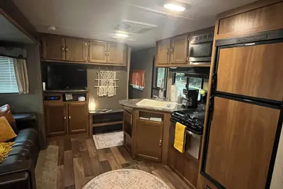Image de Creekside Hideaway, Cozy 2-bedroom Rv, Morgantown, WiFi, Firepit, Hammock, Grill