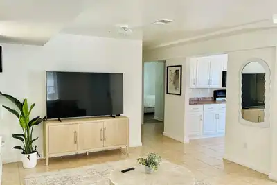 Cozy 2-bedroom Apartment by Newark Airport with Private Parking/ Access to Nyc