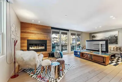 Image de Modern Updated Condo by InvitedHome | Gore Creek Views, Balcony, In Vail Village