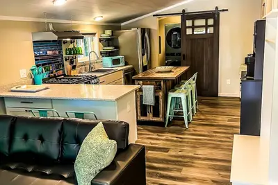 Image de Sandy's Hide-A-Way - King Beds/Ev Charger/All Welcome!