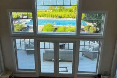 Image de Views! Views! Views! Water Front Property \n4 bedroom house in Southampton