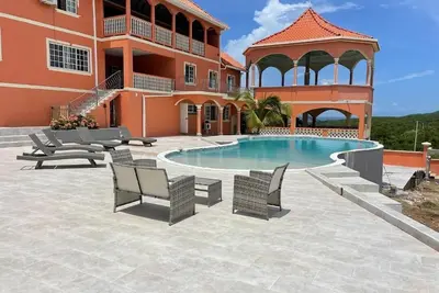 Image de 15, 000 Sq. Ft 7-bedroom house with Pool and Ocean views.
