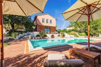 Image de Tricolle con Piscina