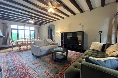 Image de Waterfront 5-bedroom house in terrific Newtonville