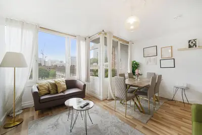 Image de Cozy 3-Bed Ex-Local Apartment with Balcony