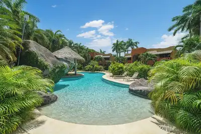 Image de 2br Condo steps from the beach!