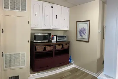 Image de 2-bedroom Carriage House in downtown Topeka - Ac  high speed Wi-Fi & parking