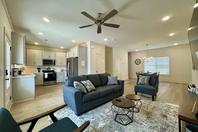 Image de Charming 2-bedroom townhome with Ac, WiFi  in delightful Auburn