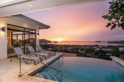 Image de Casa Bella: Luxurious 4-Bedroom Oasis in the Heart of Pacifico