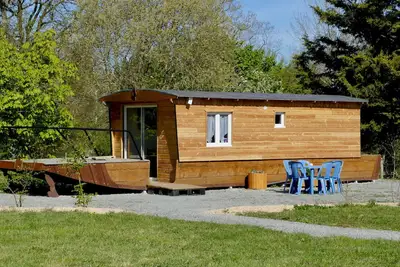 Image de Gites atypiques forme toues cabanées de Loire avec étang de pêche.