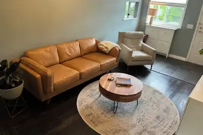 Image de Stylish Garden suite in the heart of East Van w Mtn views. Downtown in 15 mins!