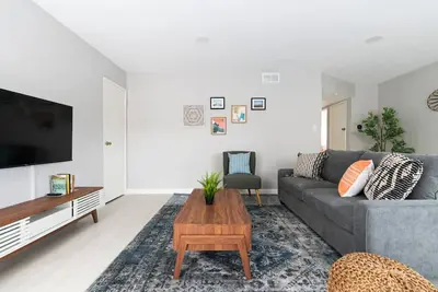 Image de 5 Mins to Dt Alhambra - Homey 2br Apt W King Bed