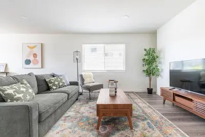 Image de Enjoy Alhambra Night Life at 2br Apt w/ King Bed