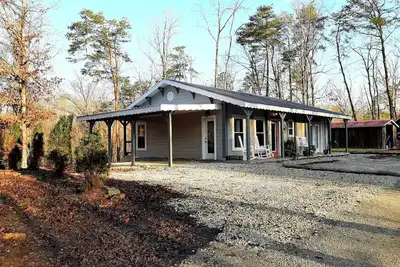 Image de Dappled Grey Cabin with hot tub at Red River Gorge
