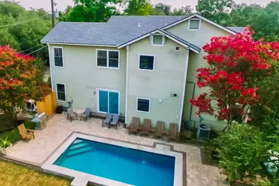 Image de Bouldin Flat with pool 3 bedroom 2 bath 2k 2q