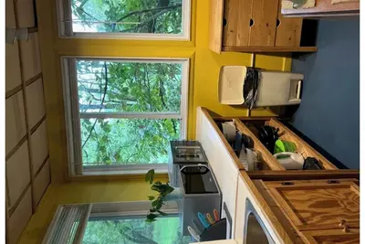 Image de Charming private cottage w/ parking, WiFi, Ac, heat, full bed, deck, kitchenette