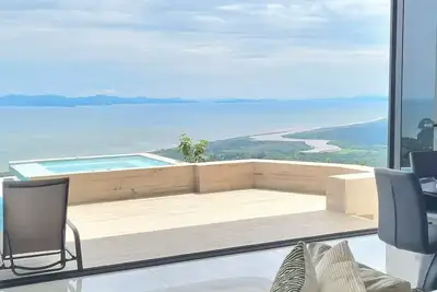 Image de Hilltop Haven: 3 Master Suites, Ocean&jungle Views