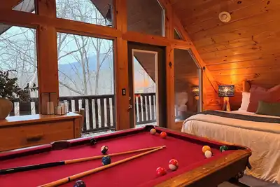 Image de Smokies Escape 1. 2 mi from Gsmnp! Fireplace, Hot Tub, King Suite