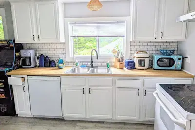 Image de The Flipper: 2br Coastal Cottage Walk to Depoe Bay, Hot Tub & Arcade & Fire Pit