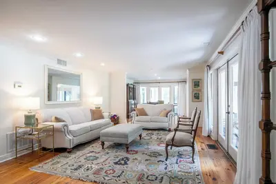 Image de Spacious 5-bedroom house close to historic Oxford Square!