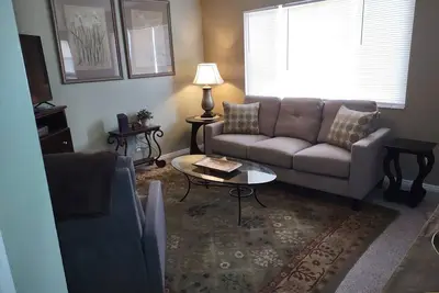 Image de Charming 3 bed/2 bath condo with Central Ac/Heat & 2 car garage.