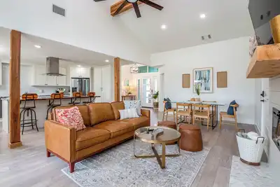 Image de Lakeside Retreat – 6br, Huge Backyard, Private Sandy Beach Access!