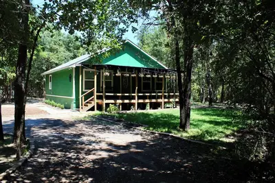 Image de Charming Forest Retreat with Modern Amenities – Perfect Getaway!