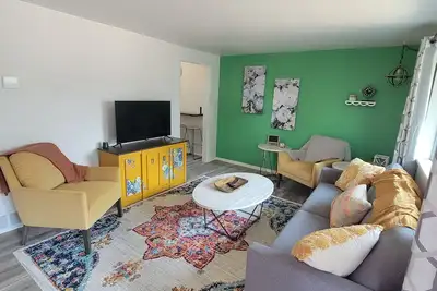 Image de Remodeled modern home, Zero Cleaning Fees.