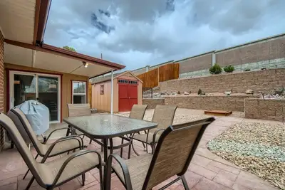 Image de Modern & Spacious - 5 King Beds With Private Backyard Oasis & Sunroom