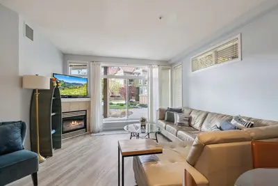 Image de Poolside Waterfront Condo - Sunset Drive