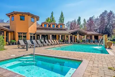 Image de Lovely 2 bedroom townhome with pool, Ac & fitness room in popular Bend, Oregon.