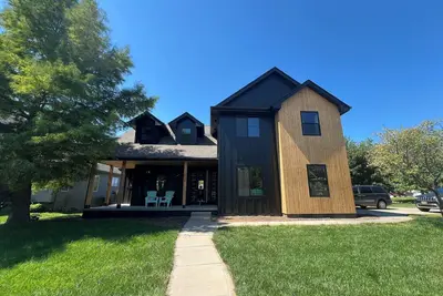 Image de Alpine Inspired 4 Bedroom Home! 5 Beds