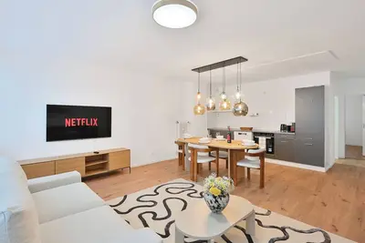 Image de Spacious & Beautiful 5 Room Apt• Sleeps 10- City Center Wuppertal