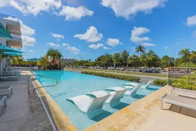 Image de Eagle Beach Modern 2br2ba Beachfront Condo w/ Pool