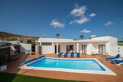 Image de Villa de Vacances 'Palmera' avec Vue sur la Montagne, Piscine Privée et Wi-Fi