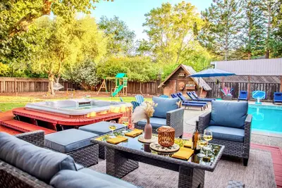 Image de Family Fun Retreat in Wine Country - Epic Game Room - Pool - Spa