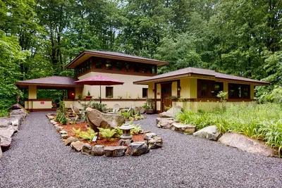 Image de The Best Frank Lloyd Inspired Prairie Vacation Rental is Fleur de Montagna