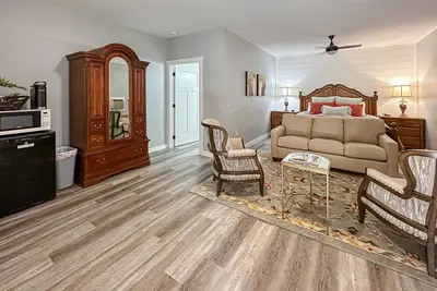 Image de upscale duplex with High Speed Internet and Cozy Patio