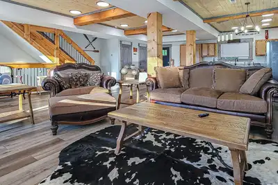 Image de Beautiful lakefront home with game room, movie room, Wi-Fi