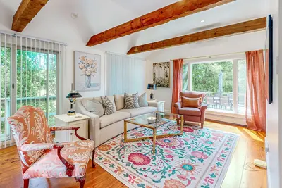 Image de Charming home, great location, A/C, W/D, games, deck, & grill, firepit