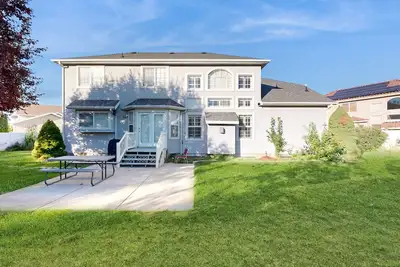 Image de Elegant home with large yard, gas grill & gas fireplace