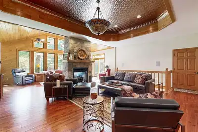 Image de Stunning home w/ hot tub, wet bar, theater room, pool table, near golf & lakes