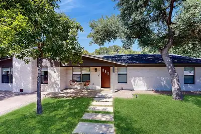 Image de Prime Location with Austin Charm, private patio and great for Wfh