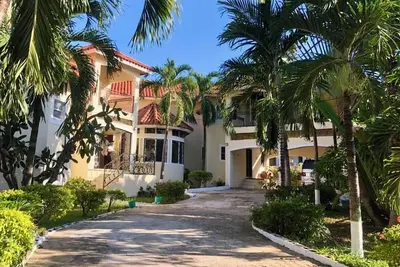Image de 7 bdr mansion w. staff & private beach, Vip beach club w. pool & excursion incl.