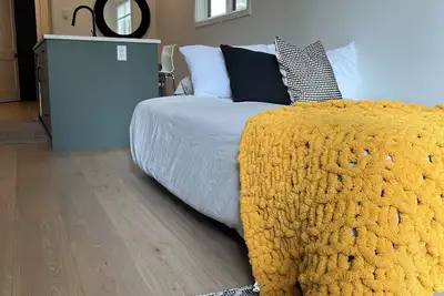 Image de Brand new, exceptional suite in historical Steveston village.