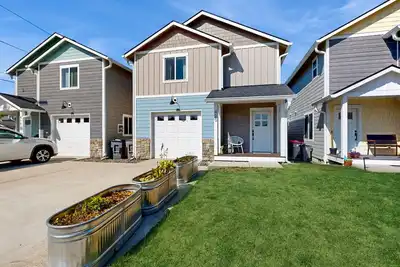 Cozy townhome close to beach and ocean, with WiFi, streaming, and Bbq grill