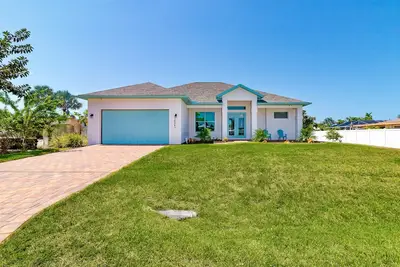 Image de Spacious, dog friendly home with pool, on waterway within minutes to the Gulf